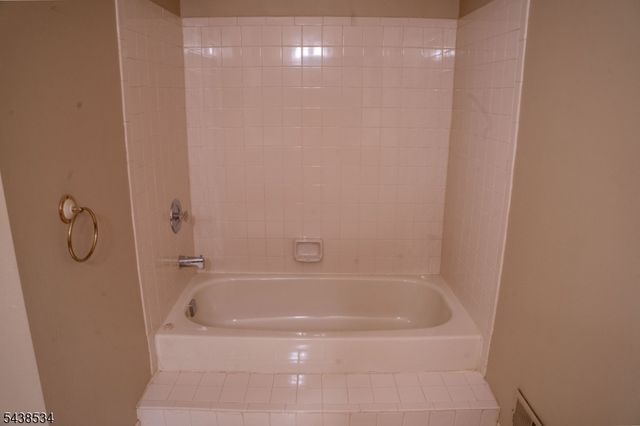 4 Delaware Ln, Branchburg Twp., NJ 08876