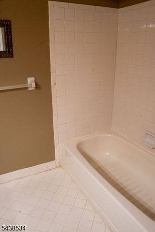 4 Delaware Ln, Branchburg Twp., NJ 08876