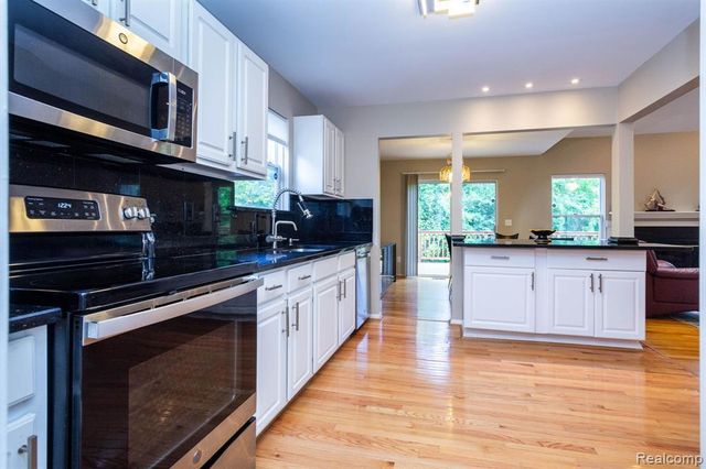 487 N Oak Drive, Commerce Twp, MI 48390