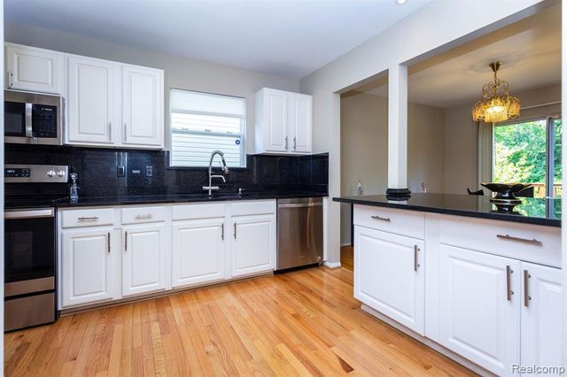 487 N Oak Drive, Commerce Twp, MI 48390
