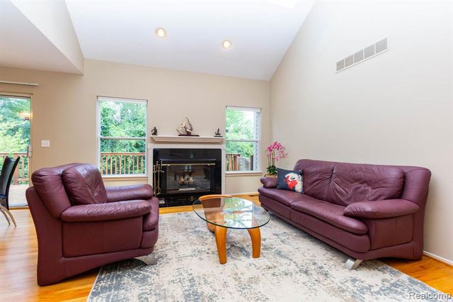487 N Oak Drive, Commerce Twp, MI 48390