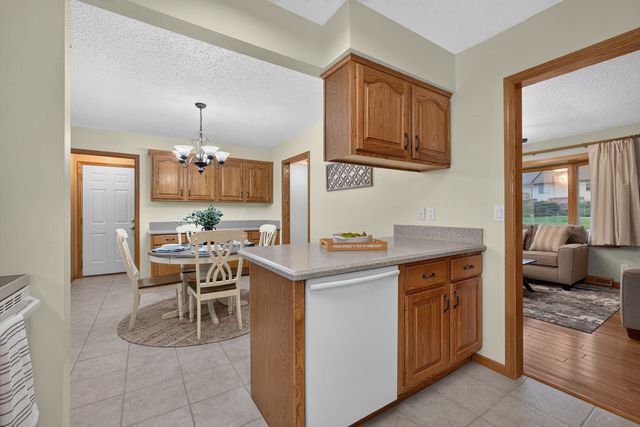 3002 29th Street, Bettendorf, IA 52722