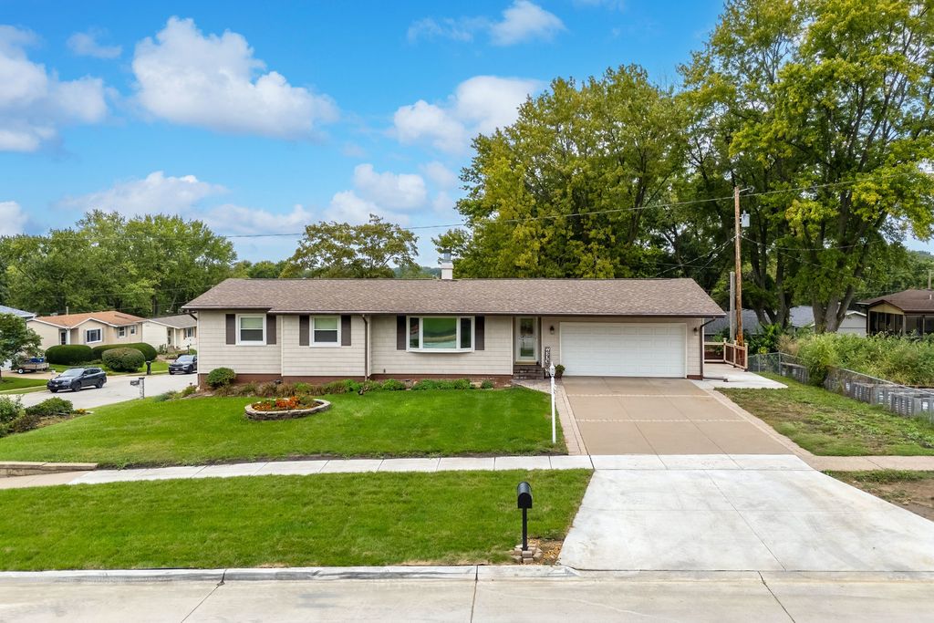 3002 29th Street, Bettendorf, IA 52722