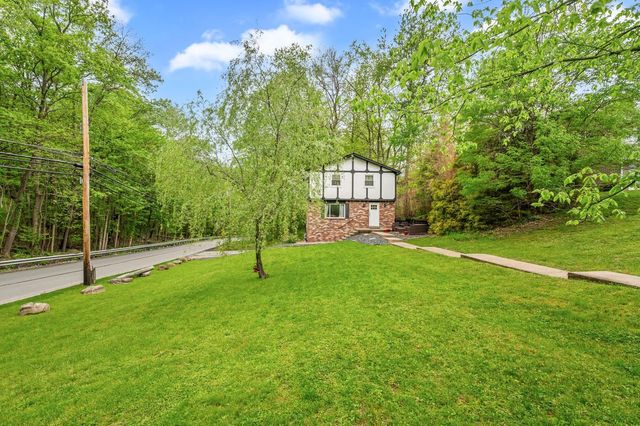100 Circle DRIVE, White Oak, PA 15131