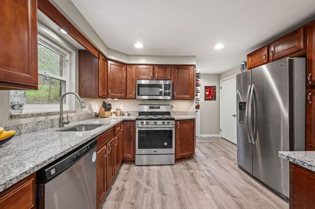 100 Circle DRIVE, White Oak, PA 15131