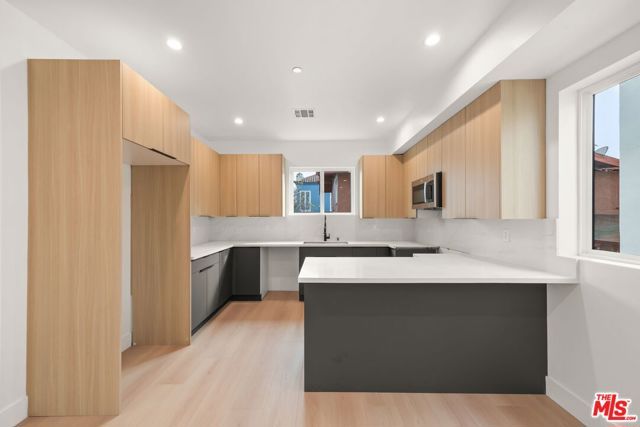 913 N Hobart Boulevard, Los Angeles, CA 90029