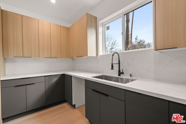 913 N Hobart Boulevard, Los Angeles, CA 90029