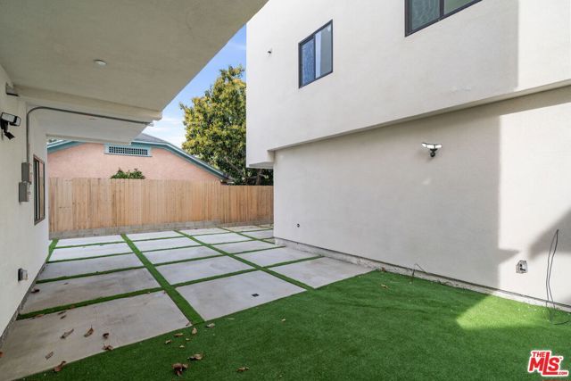 913 N Hobart Boulevard, Los Angeles, CA 90029