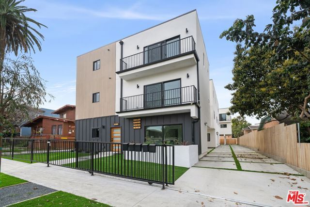 913 N Hobart Boulevard, Los Angeles, CA 90029