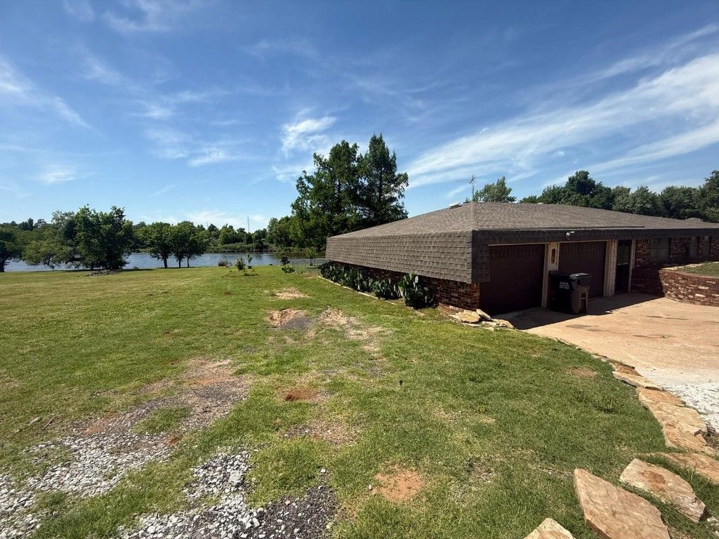 2073 Lakeview Drive, Crescent, OK 73028