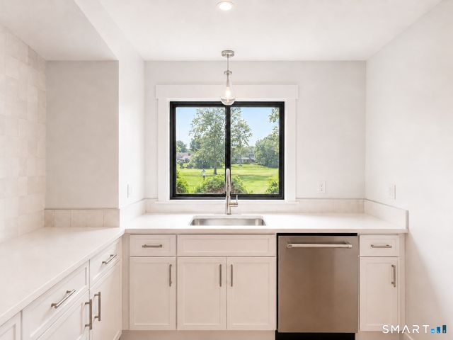 585 Pequot Lane B, Stratford, CT 06614