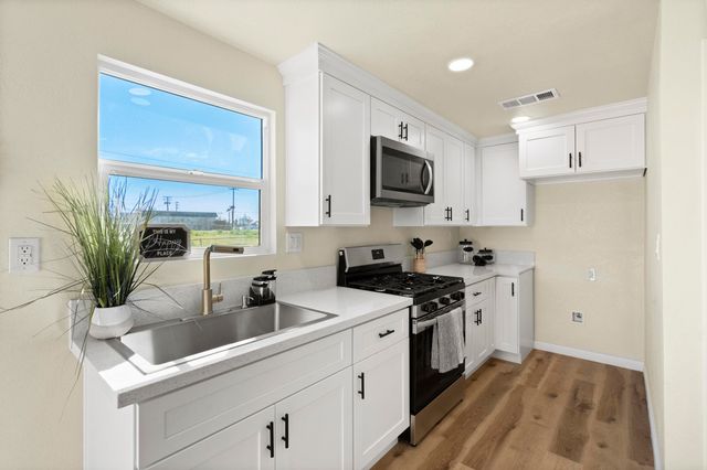 760 Crass Avenue, Hanford, CA 93230