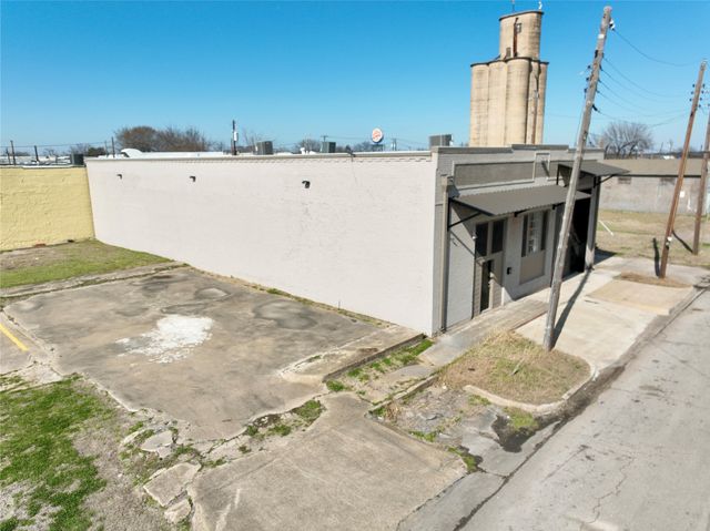106 E Brown Street, Ennis, TX 75119