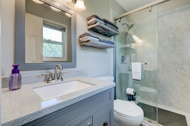 1574 NW 100th Place, Clive, IA 50325