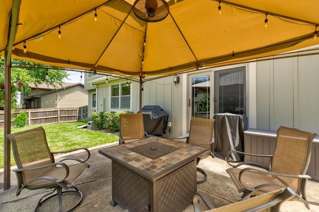 1574 NW 100th Place, Clive, IA 50325