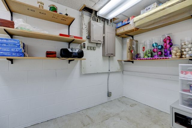 1574 NW 100th Place, Clive, IA 50325