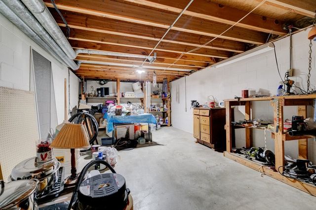 1574 NW 100th Place, Clive, IA 50325