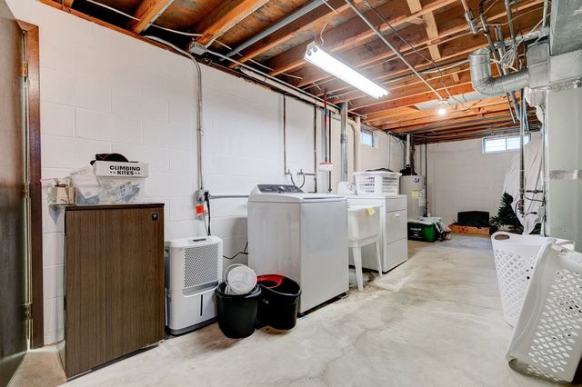 1574 NW 100th Place, Clive, IA 50325