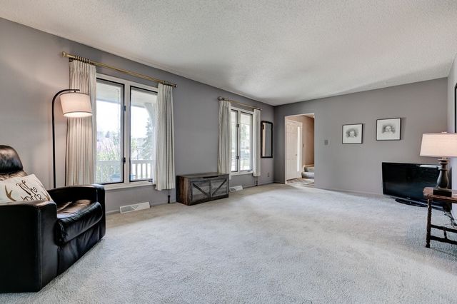 1574 NW 100th Place, Clive, IA 50325