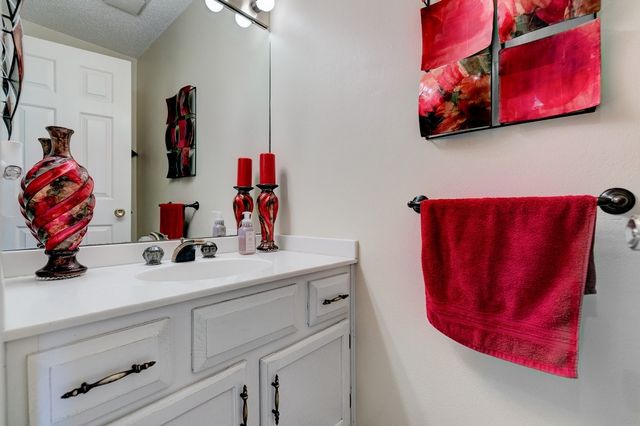 1574 NW 100th Place, Clive, IA 50325