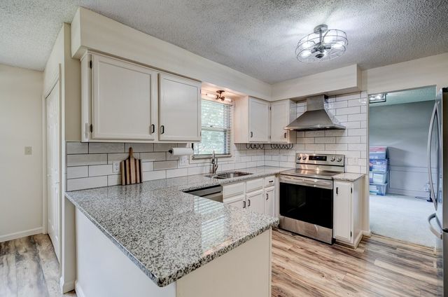 1574 NW 100th Place, Clive, IA 50325