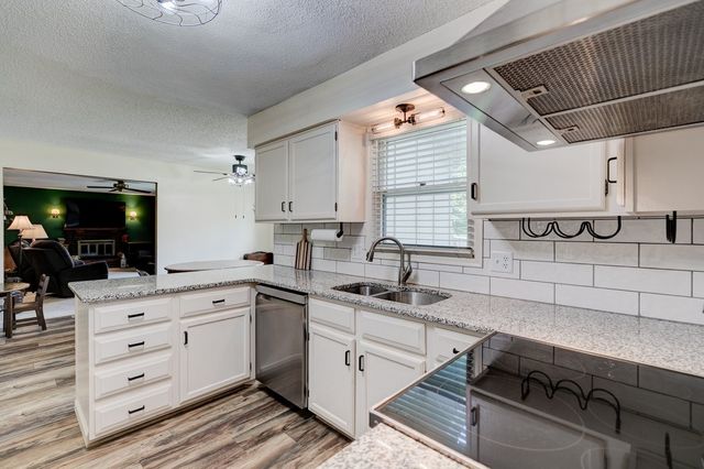 1574 NW 100th Place, Clive, IA 50325