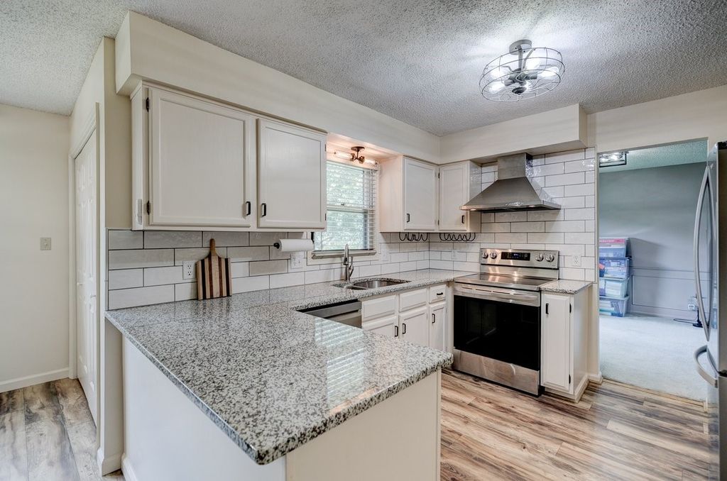 1574 NW 100th Place, Clive, IA 50325