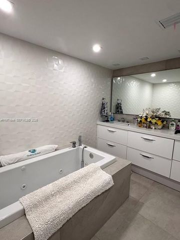 19667 Turnberry Way 27E, Aventura, FL 33180