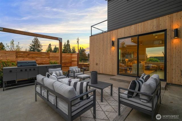 18638 2nd Avenue SW, Normandy Park, WA 98166