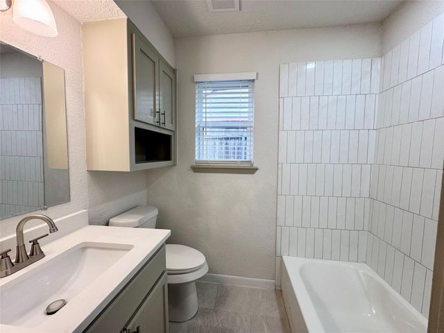 2301 N Thomspon Street, Conroe, TX 77303