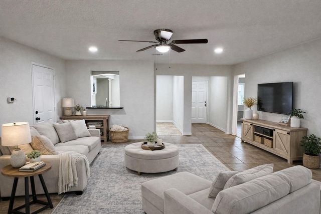 2301 N Thomspon Street, Conroe, TX 77303