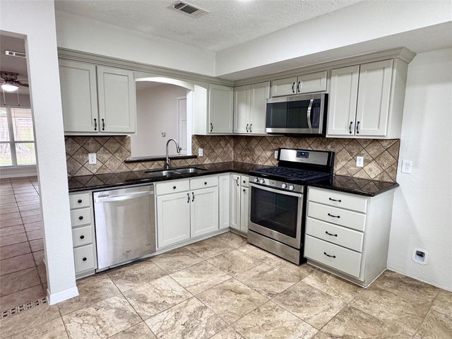 2301 N Thomspon Street, Conroe, TX 77303