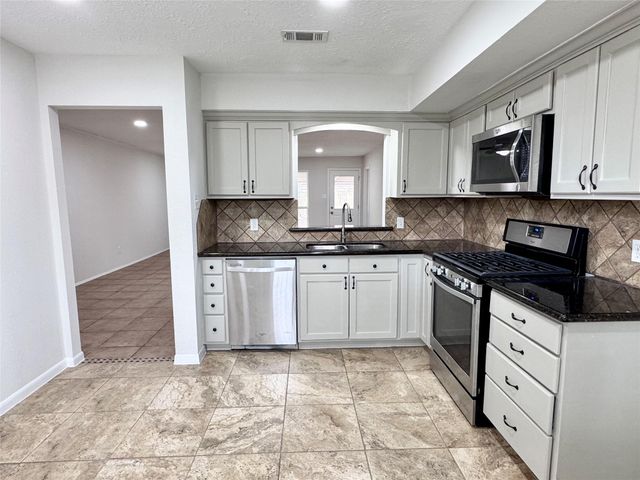 2301 N Thomspon Street, Conroe, TX 77303