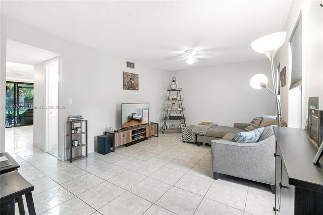 3 Laredo Pl 6-10, Davie, FL 33324