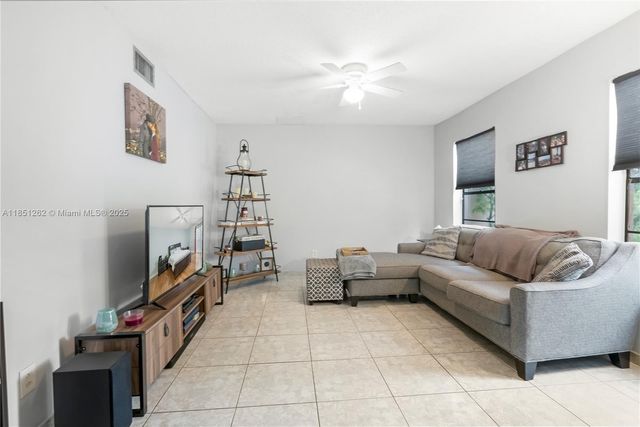 3 Laredo Pl 6-10, Davie, FL 33324