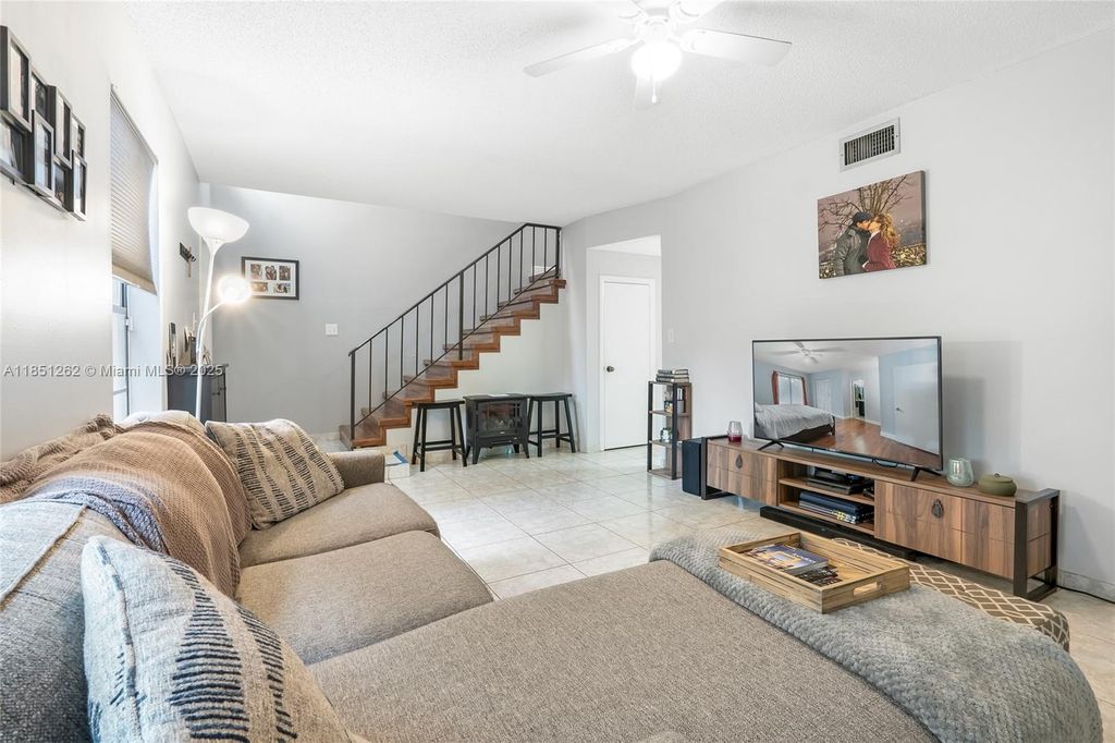3 Laredo Pl 6-10, Davie, FL 33324