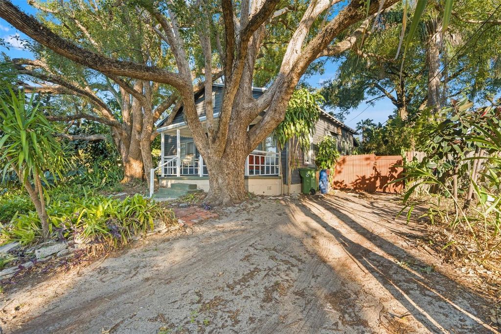 Image 4 of property listing at 501 E FLORIBRASKA AVENUE, Tampa, FL 33603