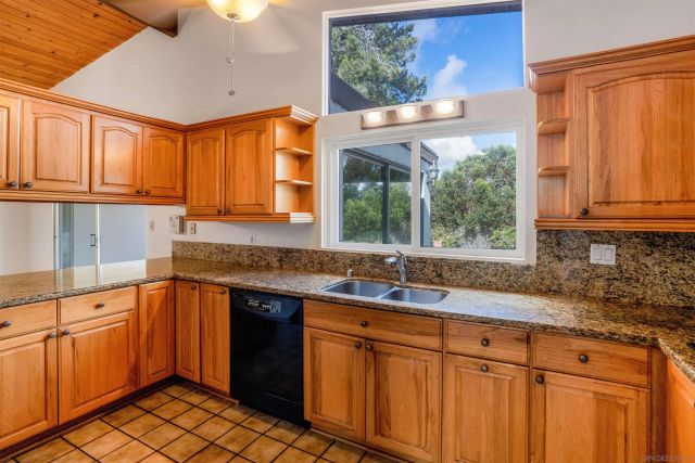 8575 N La Jolla Scenic Drive, La Jolla, CA 92037