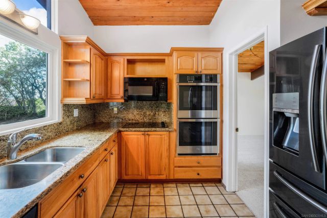 8575 N La Jolla Scenic Drive, La Jolla, CA 92037