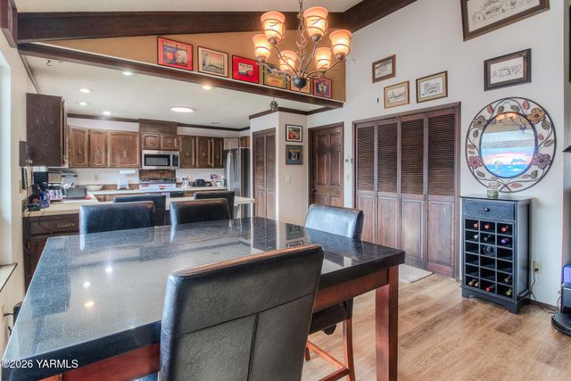 309 S 49th Ave, Yakima, WA 98908