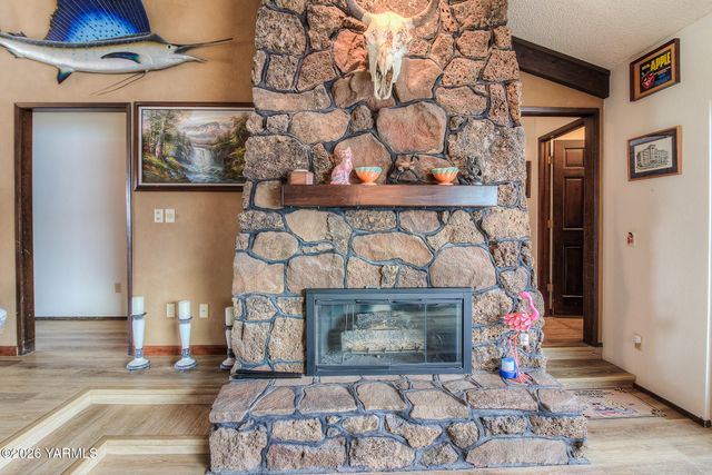 309 S 49th Ave, Yakima, WA 98908