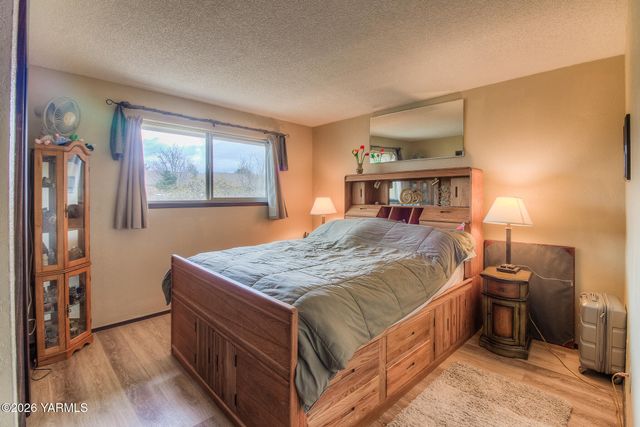 309 S 49th Ave, Yakima, WA 98908