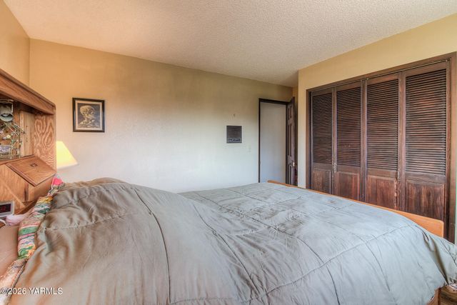 309 S 49th Ave, Yakima, WA 98908