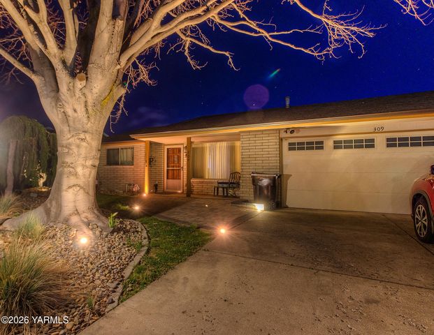 309 S 49th Ave, Yakima, WA 98908