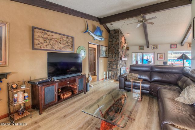 309 S 49th Ave, Yakima, WA 98908