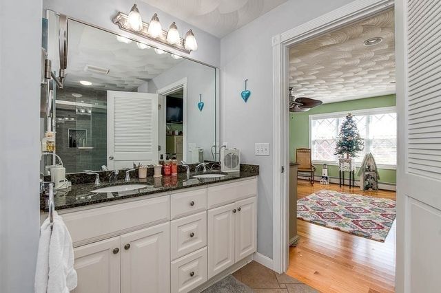 26 Washington Dr, Wareham, MA 02571