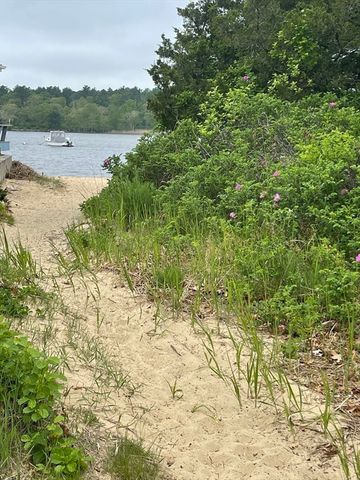 26 Washington Dr, Wareham, MA 02571