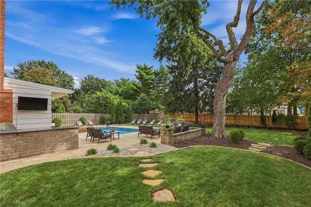 1207 W 67TH Terrace, Kansas City, MO 64113