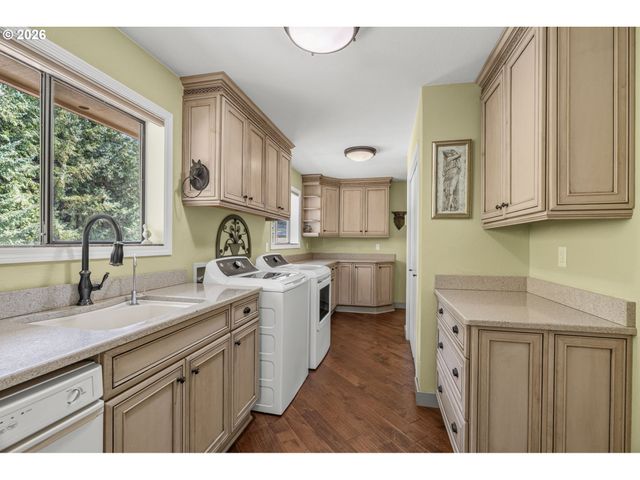 891 YOUNG Rd, Kelso, WA 98626
