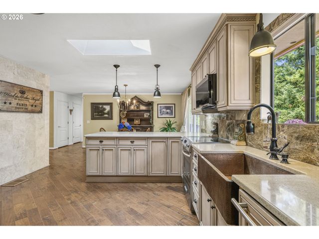 891 YOUNG Rd, Kelso, WA 98626